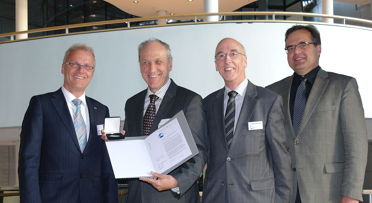 Foto (v. l.): Prof. Dr. Wolfgang Nebel, Universität Oldenburg (Laudator), Prof. Dr. Franz Josef Rammig, Universität Paderborn, Prof. Dr. Wolfgang Rosenstiel, Wilhelm-Schickard-Institut für Informatik der Universität Tübingen (Vorstandsvorsitzender ed